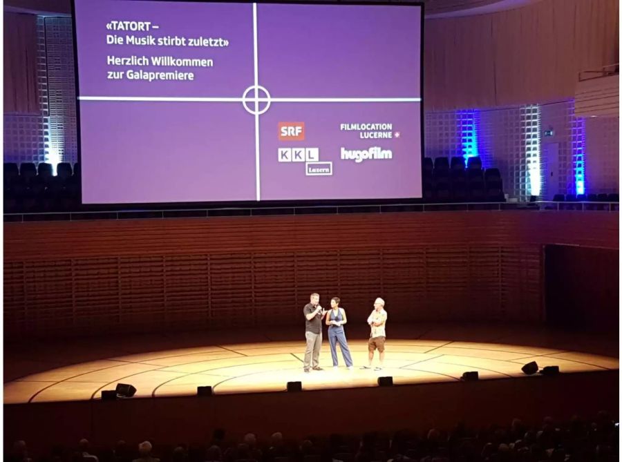 Schauspieler Stefan Gubser (links) und Regisseur Dani Levy (rechts) vor der Premiere des Tatort auf der Bühne des KKL.