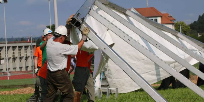 Vereinsmitglieder bauen zusammen mit dem Zivilschutz das Festzelt auf. Vereinsmitglieder bauen zusammen mit dem Zivilschutz das Festzelt auf.