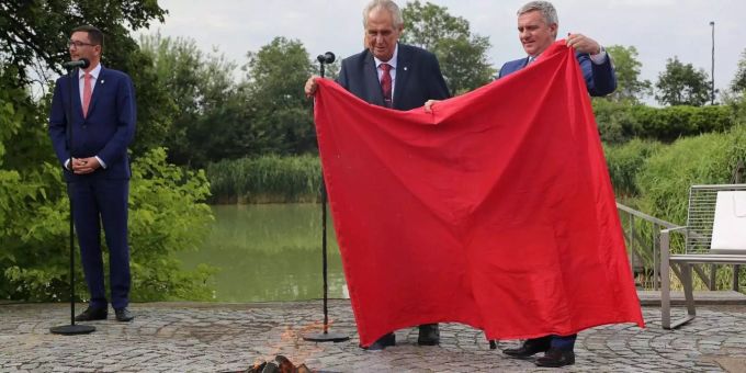 Kein Witz! - Tschechiens Präsident verbrennt riesige Unterhose