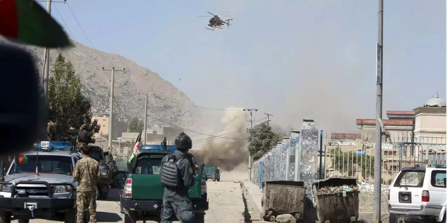 Ein Militärhubschrauber von Typ MD 530F zielt auf ein Haus in Kabul in dem sich Angreifer verstecken sollen.