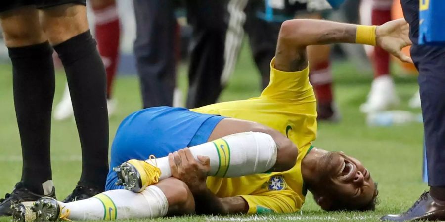 Neymar aus Brasilien liegt nach einem Foulspiel von Layun gegen Mexiko im Samara-Stadion verletzt am Boden.