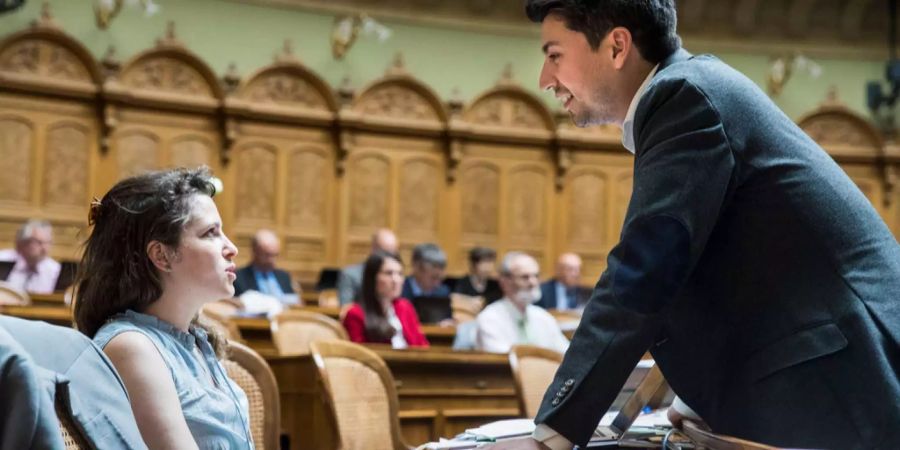 Die SP-Nationalräte Mattea Meyer und Fabian Molina im Gespräch im Nationalratssaal.