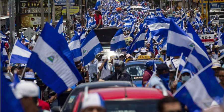 Tausende demonstrieren auf den Strassen von Managua für die Freilassung von politischen Gefangenen.