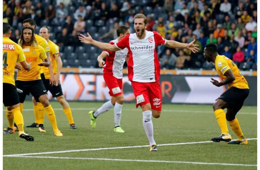 Thun-Spieler Roy Gelmi bejubelt seinen Treffer gegen YB.