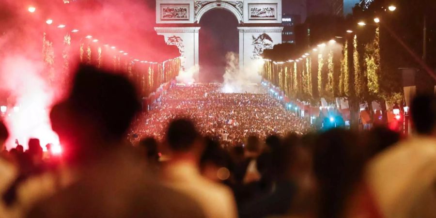 Zehntausende Fans versammelten sich nach dem Spiel bei der Champs-Élysées um den Einzug ihrer Mannschaft in den WM-Final zu feiern.