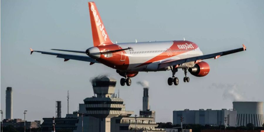 Eine Maschine der Fluglinie Easyjet landet am Abend auf dem Flughafen Tegel in Berlin.