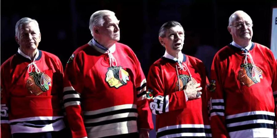 Stan Mikita (zweiter von rechts) singt vor einem Spiel der Chicago Blackhaws die Nationalhymne mit.