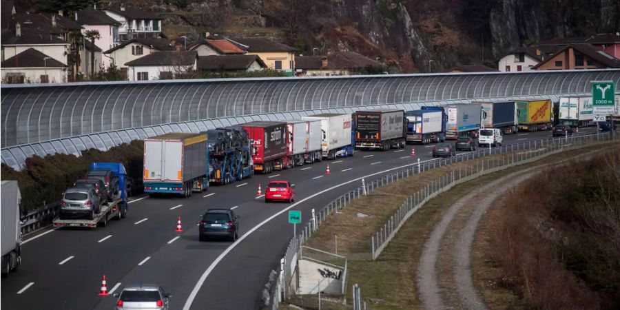 Lastwagen stehen Anfang Jahr auf der Autobahn A2 bei Bellinzona Nord, da aufgrund des Schneefalls die Strassen für den Schwerverkehr geschlossen sind.