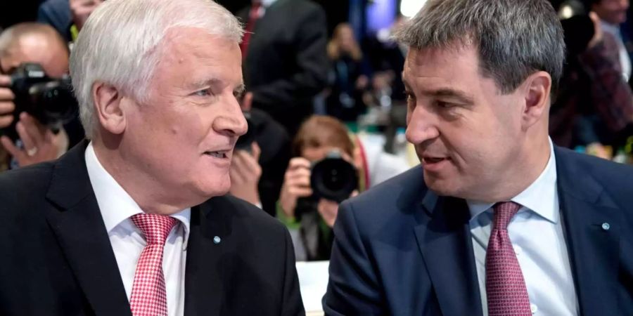 Der CSU-Vorsitzende Ministerpräsident Horst Seehofer (l.) und der bayerische Finanzminister Markus Söder sind entscheidend für den Ausgang: Werden sie den Konflikt entschärfen oder sogar noch anfeuern?