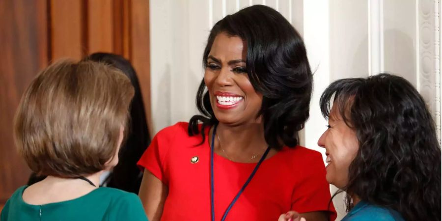 Omarosa Manigault Newman, ehemalige Kommunikationsdirektorin des Büros für öffentliche Angelegenheiten des Weissen Haus (m.) spricht im Februar 2017 im Ostraum des Weissen Hauses in Washington bevor Präsident Donald Trump eine Pressekonferenz beginnt.