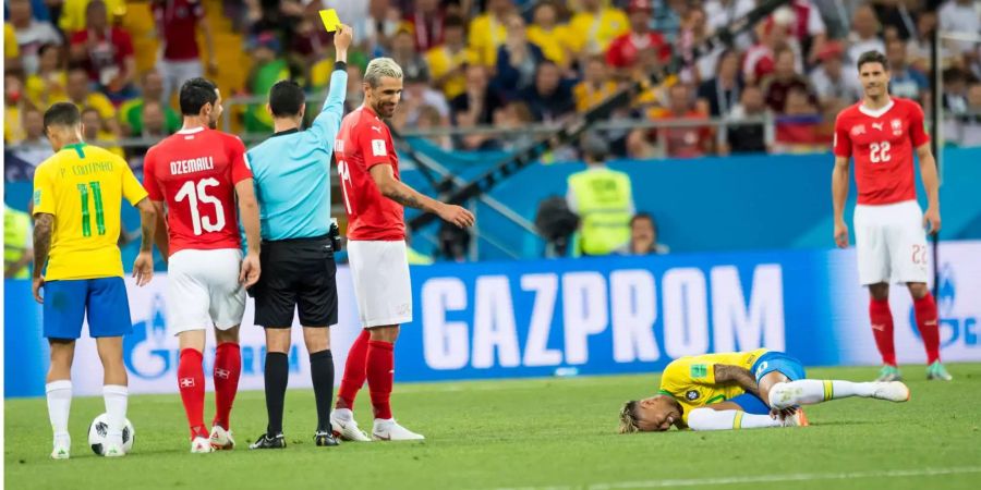 Nach einem Foul an Neymar kassierte Valon Behrami die gelbe Karte.