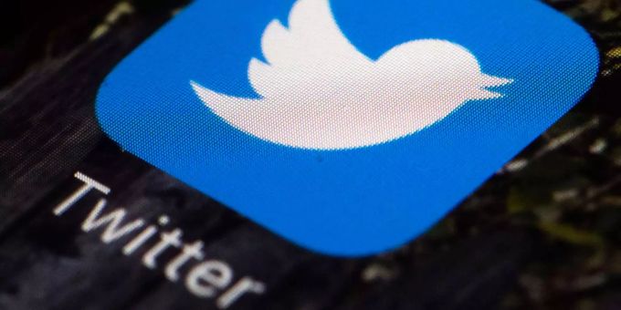 Das Logo von Twitter auf einem Smartphone. Twitter