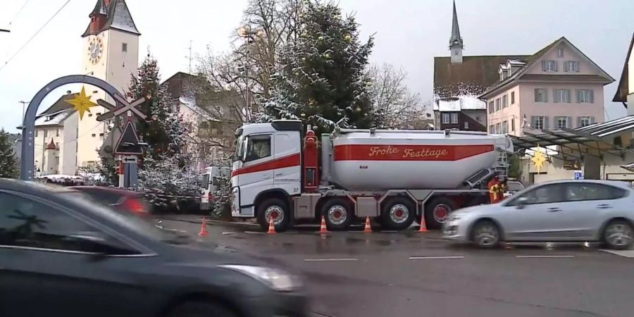 Die andere Zufahrt blockierte die Regionalpolizei mit einem Lastwagen, dies soll potenzielle Attentäter abhalten.
