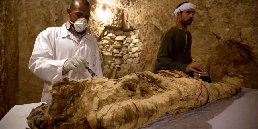 Archäologen haben zwei antike Grabkammern in der pharaonischen Stadt Luxor ausgegraben.