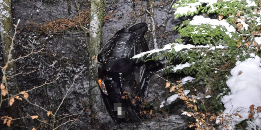 In Starrkirch vom Baum gestoppt und in Seitenlage liegen geblieben.