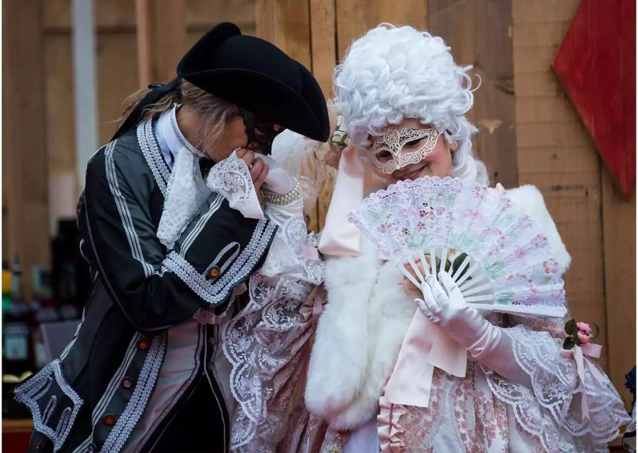 Kostümierte Menschen feiern Karneval in Venedig.