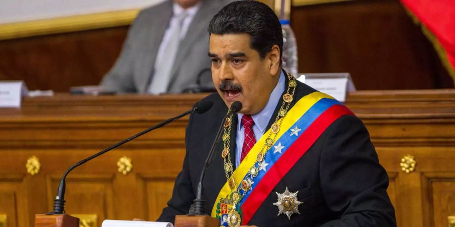 Maduro nimmt den Kandidatenvorschlag seiner Partei an.