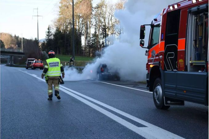 Die örtliche Feuerwehr konnte den Brand kurze Zeit später löschen. Die örtliche Feuerwehr konnte den Brand kurze Zeit später löschen.
