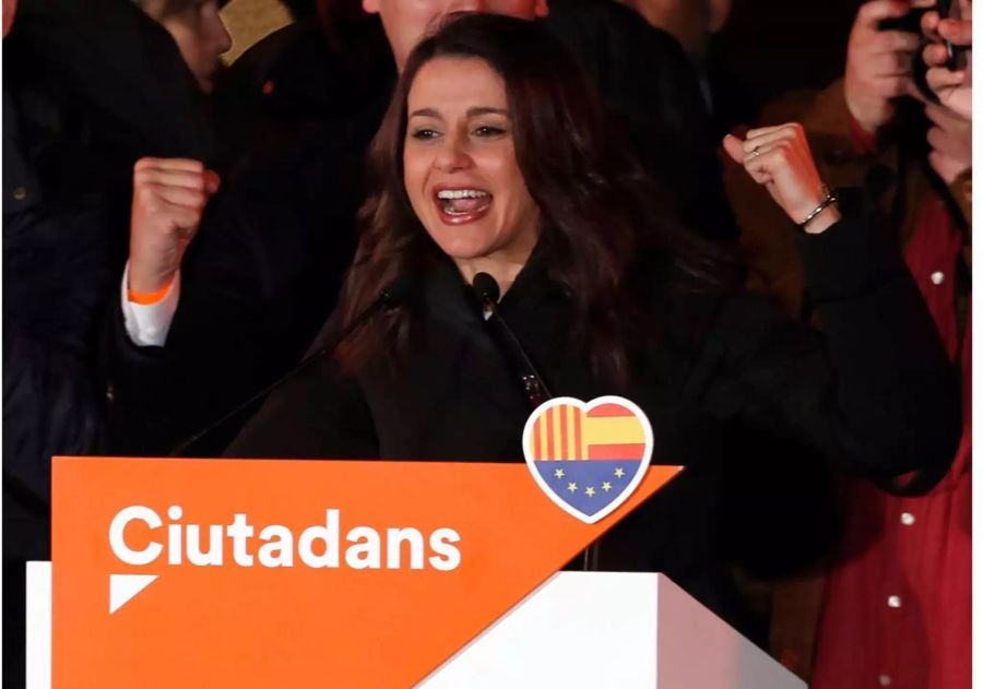 Die Vorsitzende der Fraktion der Partei Ciudadanos, Inés Arrimadas, freut sich mit ihren Anhängern über das gute Wahlergebnis ihrer Partei.