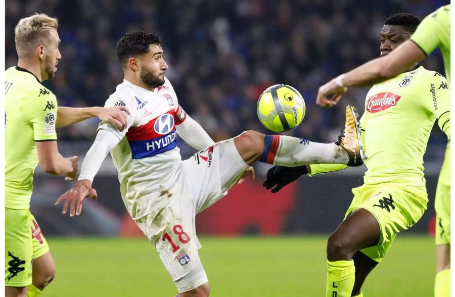 So wird das aber nichts mehr mit Spannung: Während Leader Paris St. Germain mit 1:0 in Nantes gewinnt, lassen beide Verfolger Federn. Monaco verpasst den Sieg in Montpellier (0:0, Benaglio auf der Bank), Lyon spielt zu Hause 1:1 gegen Angers. Damit liegen beide bereits elf Punkte hinter PSG – und spüren den Atem von Marseille im Nacken, das in Rennes 3:0 gewinnt.