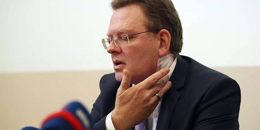 Bürgermeister Andreas Hollstein schilderte vor den Medien den Angriff auf ihn.