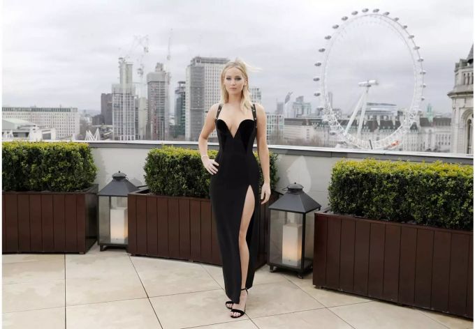 Jennifer Lawrence im Versace Kleid Jennifer Lawrence im Versace Kleid