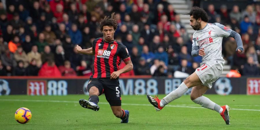 Mohamed Salah (rechts, FC Liverpool) schiesst ein Tor gegen den FC Bournemouth.