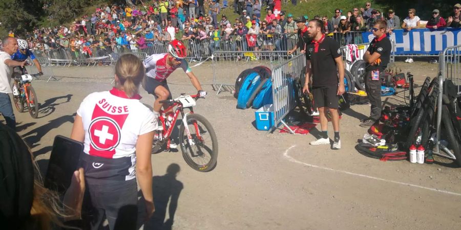 Nino Schurter dicht gefolgt von Konstantin Kerschbaumer.