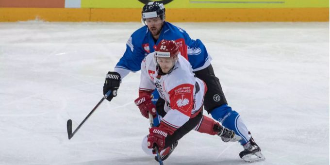 David McIntyre (hinten) aus Zug und Alexander Malyavko (vorne) aus Grodno während der Champions Hockey League Gruppe D Spiel zwischen dem Schweizer EV Zug und Neman Grodno. David McIntyre (hinten) aus Zug und Alexander Malyavko (vorne) aus Grodno während der Champions Hockey League Gruppe D Spiel zwischen dem Schweizer EV Zug und Neman Grodno.