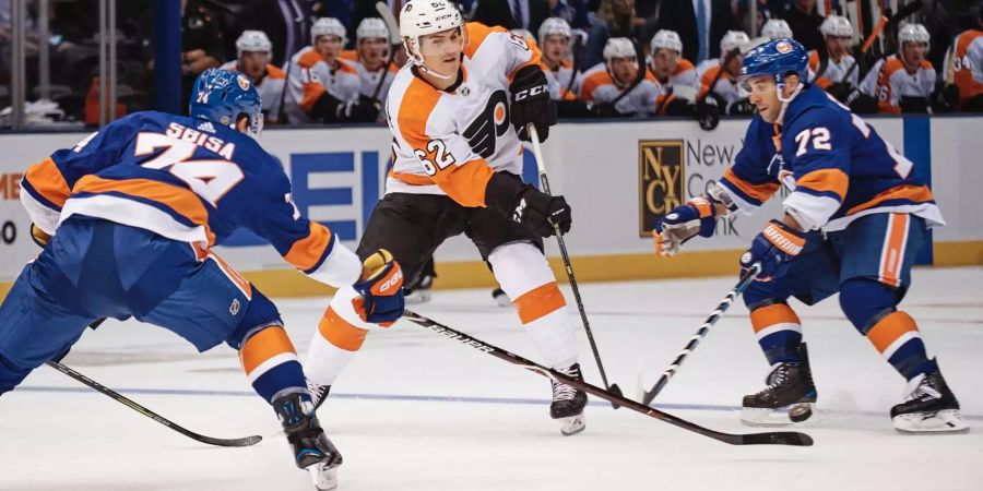 Luca Sbisa (l.) verteidigt in einem Testspiel mit den New York Islanders einen Angriff der Philadelphia Flyers.