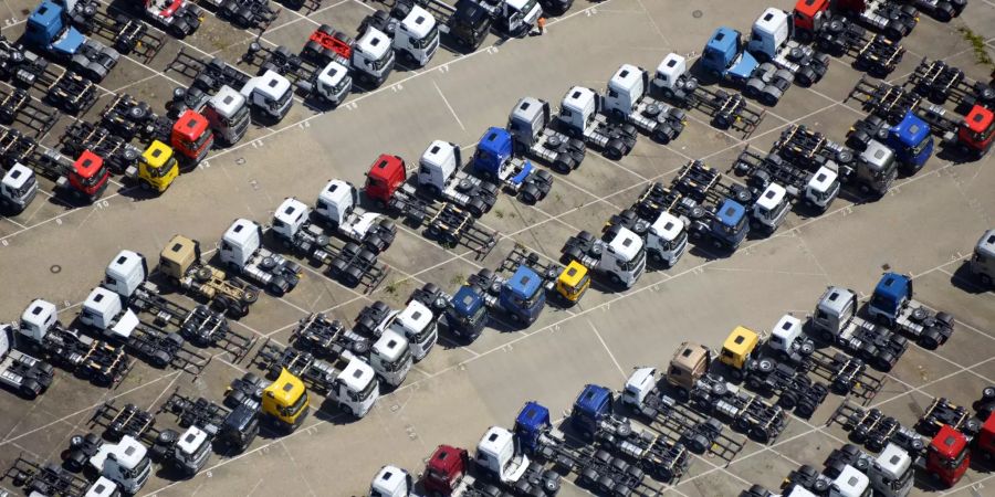 Produzierte Mercedes-Benz Lkw Zugmaschinen stehen auf einem Parkplatz.