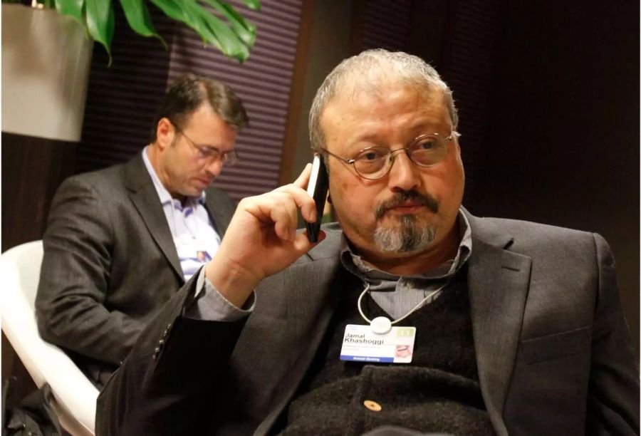 Der saudische Journalist Jamal Khashoggi telefoniert während des Weltwirtschaftsforums in Davos.