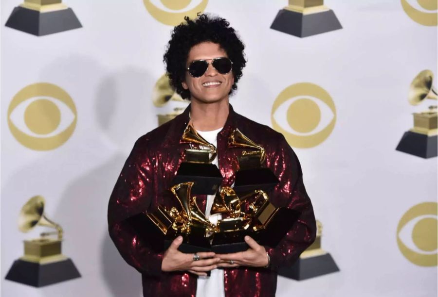 Bruno Mars posiert mit seinem Grammy.