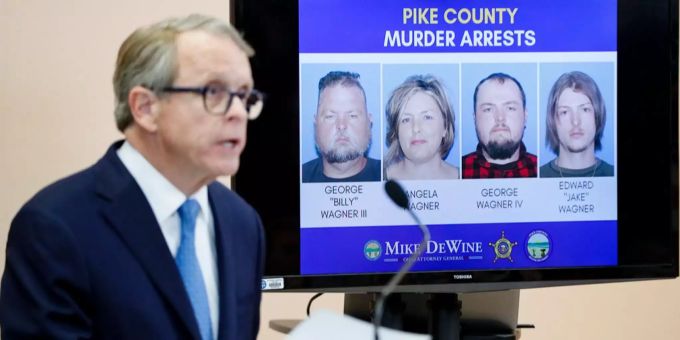 Der General-Staatsanwalt vo Ohio, Mike DeWine, gibt an einer Pressekonferen die Namen der vier Verdächtigen bekannt. Der General-Staatsanwalt vo Ohio, Mike DeWine, gibt an einer Pressekonferen die Namen der vier Verdächtigen bekannt.