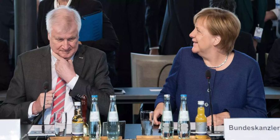 Horst Seehofer (CSU), Bundesminister für Inneres, Heimat und Bau, und Bundeskanzlerin Angela Merkel (CDU) sitzen zu Beginn der konstituierenden Sitzung der Kommission "Gleichwertige Lebensverhältnisse" nebeneinander.