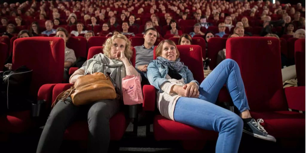 Передача cinema. Кино Синема фильмы. Фильмы в Синема парке. Около кино. Персонал кинотеатра.