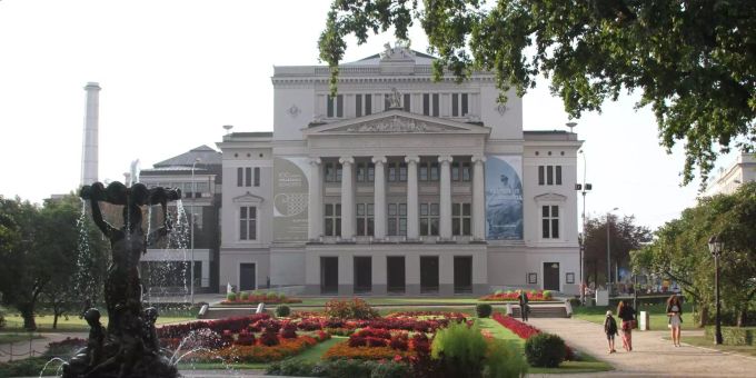 Die Lettische Nationaloper wirbt mit einem Plakat auf die Aufführung von Wagners Oper «Der Fliegende Holländer». Die Lettische Nationaloper wirbt mit einem Plakat auf die Aufführung von Wagners Oper «Der Fliegende Holländer».