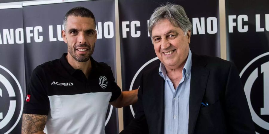 Der neue FC Lugano-Trainer Fabio Celestini (l.) schüttelt die Hand von FC Lugano-Präsident Angelo Renzetti (r.) nach seinem ersten Training mit der Mannschaft in Lugano.