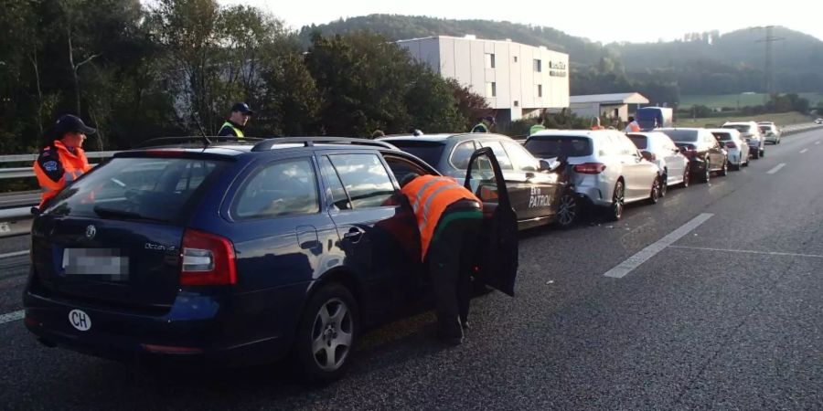 Die Unfallautos stehen am Strassenrand der A1.