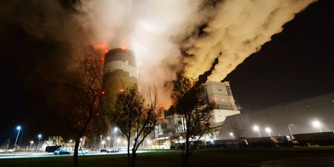 Rauchwolken steigen über Europas grösstem Braunkohlekraftwerk in Betchatow auf.