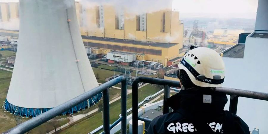 Ein Greenpeace-Aktivist schaut auf einen Schornstein im polnischen Kraftwerk Belchatow, dem grössten Braunkohlekraftwerk der Welt.