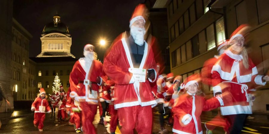 Teilnehmerinnen und Teilnehmer rennen am zweiten Santarun in Bern. Kurz darauf musste der Bundesplatz wegen eines verdächtigen Gegenstands gesperrt werden.