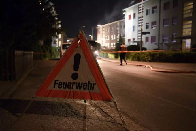 Warndreieck der Feuerwehr. (Symbolbild) Warndreieck der Feuerwehr - Keystone