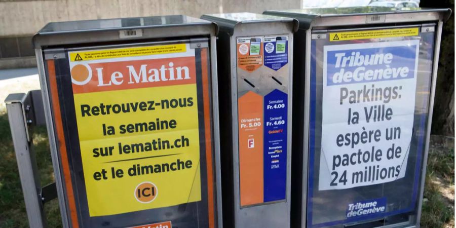 Zeitungskästen der Westschweizer Zeitungen «Le Matin» (eingestellt) und «Tribune de Genève».