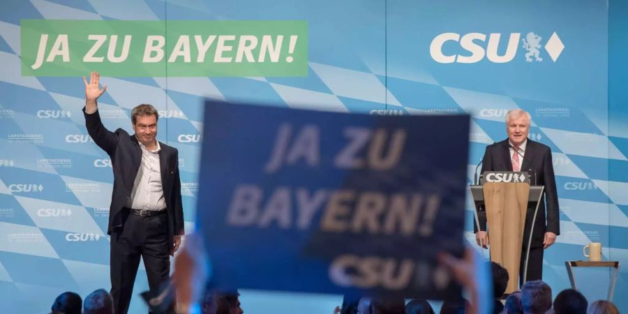 Markus Söder (l, CSU), Ministerpräsident von Bayern, und Horst Seehofer, Bundesinnenminister und CSU-Parteivorsitzender, nehmen an der CSU-Wahlkampf-Abschlusskundgebung teil.