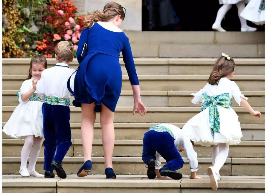 Prinzessin Charlotte (l) kommt in Begleitung zur Hochzeit, ihr kleines Gspänli fällt auf der Treppe hin.