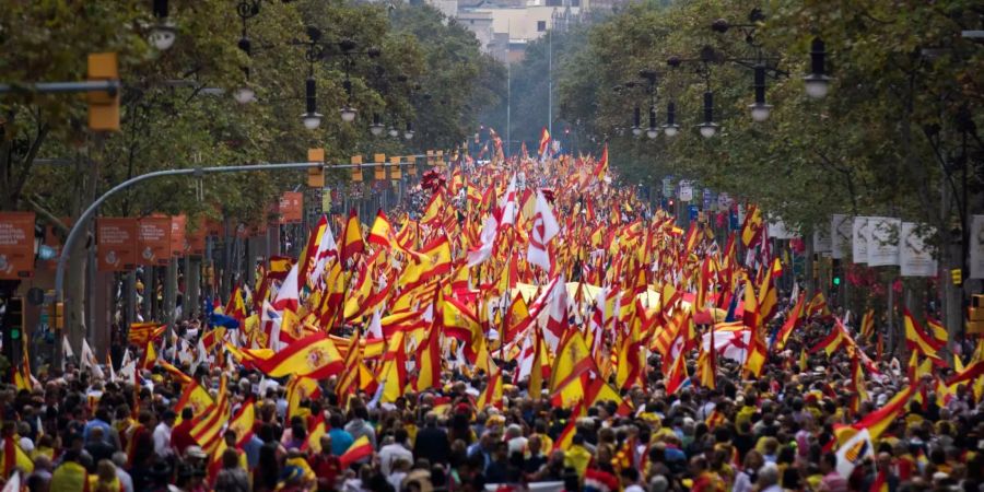 Leute schwenken Spanische Flaggen während dem Nationalfeiertag Spaniens in Barcelona.