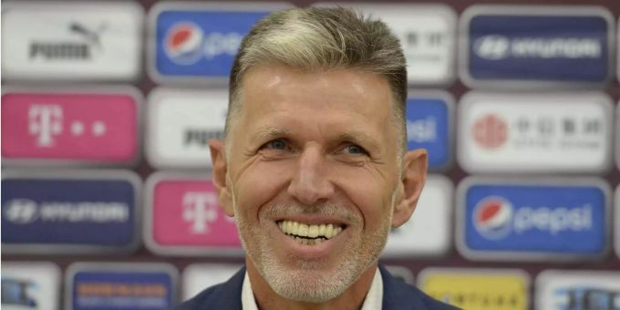 Jaroslav Silhavy, der neue Fussball-Nationaltrainer in Tschechien, lächelt bei seiner Vorstellung auf einer Pressekonferenz. Jaroslav Silhavy, der neue Fussball-Nationaltrainer in Tschechien, lächelt bei seiner Vorstellung auf einer Pressekonferenz.