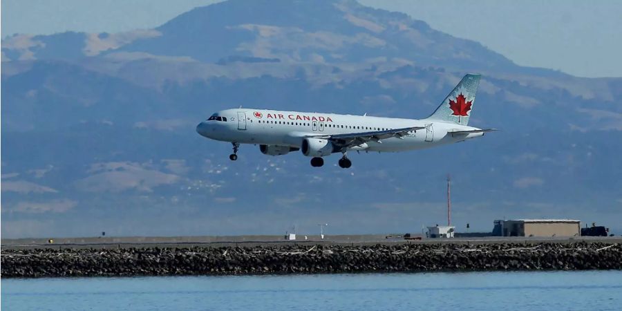 Ein Flugzeug der Air Canada macht sich bereit zur Landung auf dem Flughafen San Francisco.