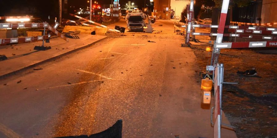 Der 27-Jährige wurde mit unbestimmten Verletzungen vom Rettungsdienst ins Spital gefahren - Kapo St. Gallen